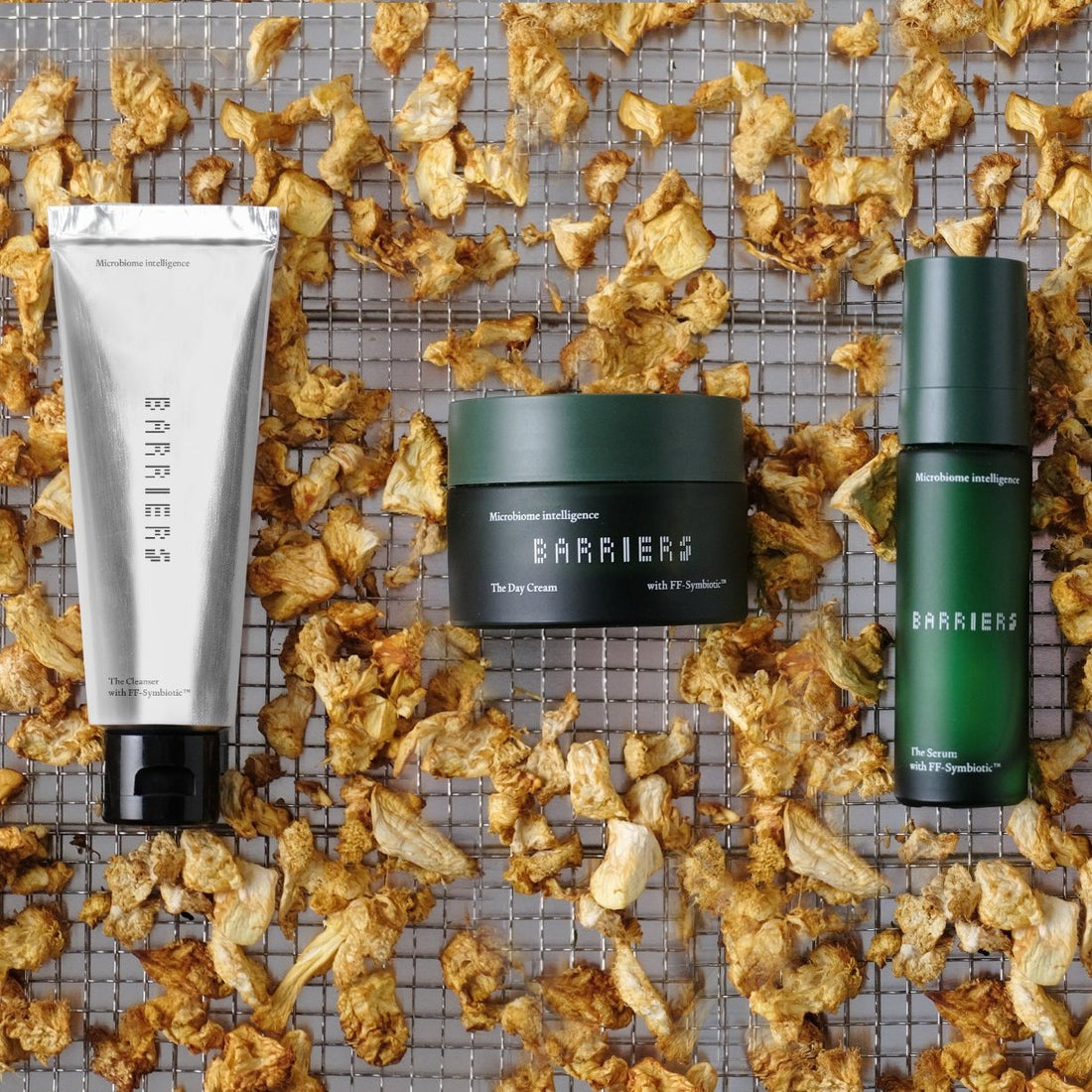 The Cleanser, The Day Cream y The Serum de Barriers sobre melena de león deshidratada, ingrediente de FF-Symbiotic™